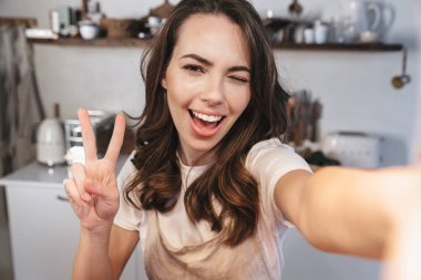 Apron giyen çekici esmer kadın