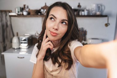 Apron giyen çekici esmer kadın