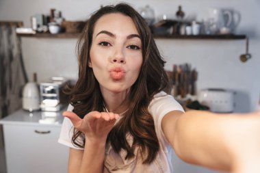 Apron giyen çekici esmer kadın