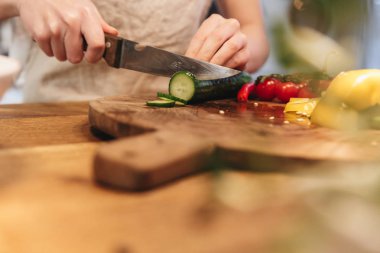 Sebze doğratan bir kadının yakın çekim