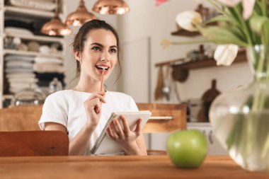 Elma kapalı notlar yazma ile güzel genç öğrenci kız.