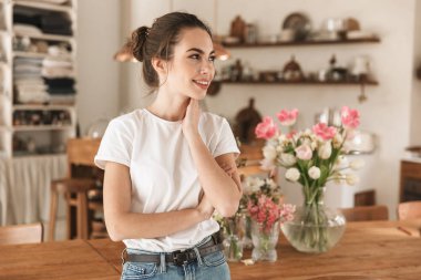 Beyaz t-shirt kapalı poz güzel genç öğrenci kız.
