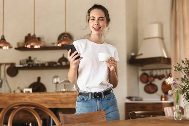 Güzel genç öğrenci kız cep telefonu ile sohbet kapalı poz.