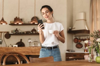 Güzel genç öğrenci kız cep telefonu ile sohbet kapalı poz.