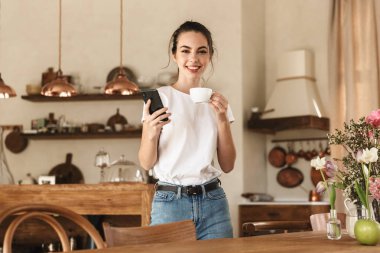 Güzel genç öğrenci kız cep telefonu ile sohbet kapalı poz.