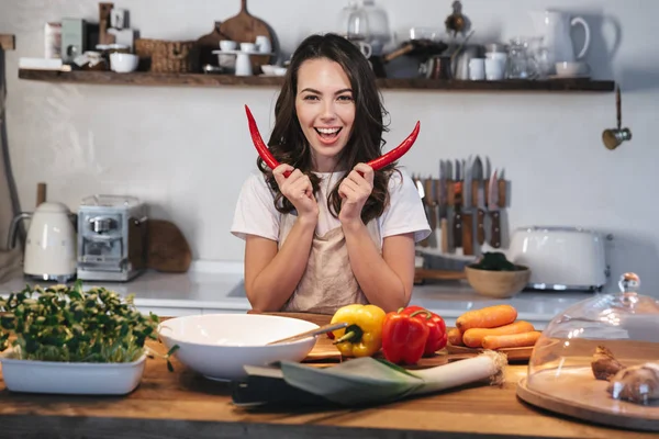 Belle jeune femme portant tablier cuisine légumes — Photo