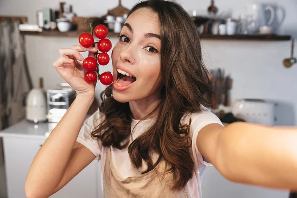 Apron giyen çekici esmer kadın