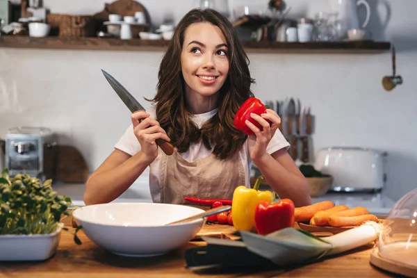 Mulher bonita usando avental cozinhar legumes — Fotografia de Stock