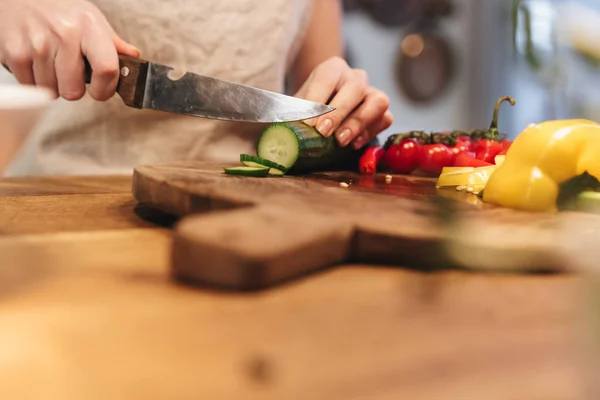 Primer plano de una mujer picando verduras — Foto de Stock