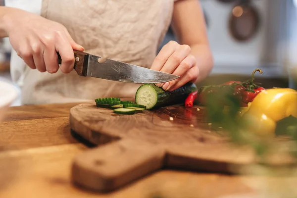 Primer plano de una mujer picando verduras — Foto de Stock