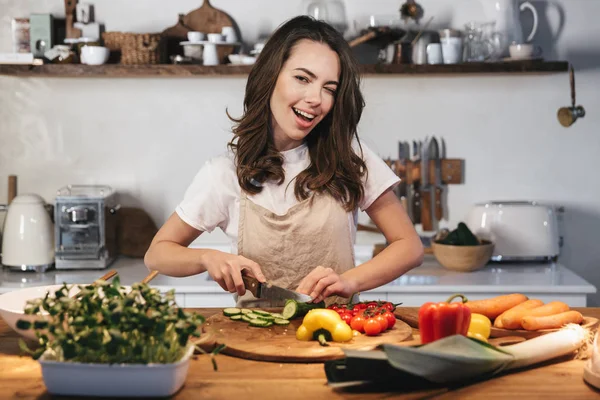 Belle jeune femme portant tablier cuisine légumes — Photo