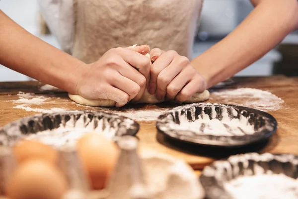 Крупным планом женщина в фартуке готовит тесто — стоковое фото