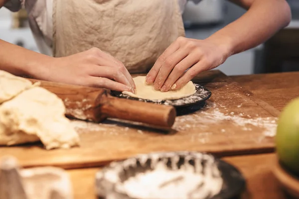 Крупным планом женщина в фартуке готовит тесто — стоковое фото