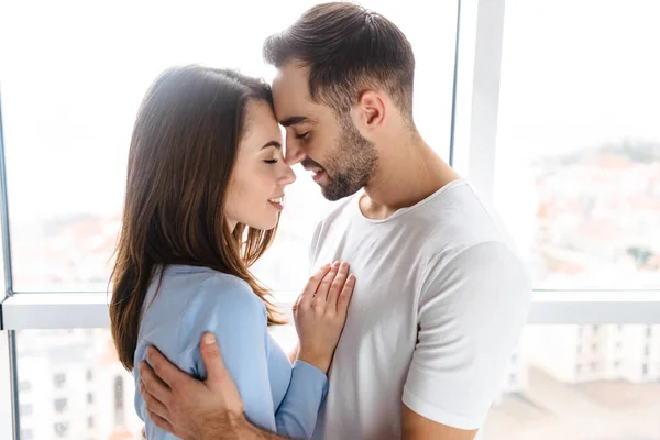 Bonito jovem casal beber café — Fotografia de Stock