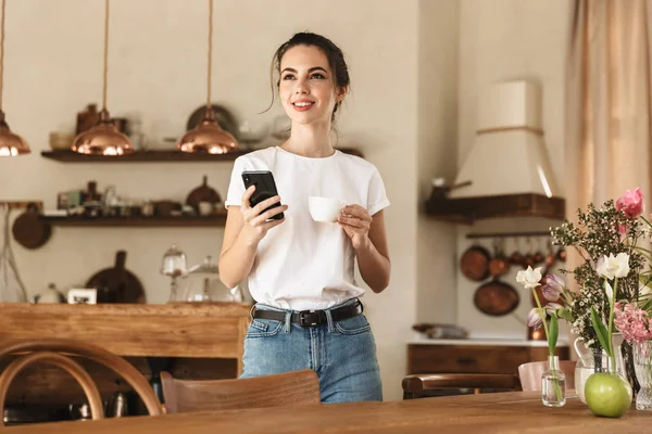 Güzel genç öğrenci kız cep telefonu ile sohbet kapalı poz. — Stok fotoğraf