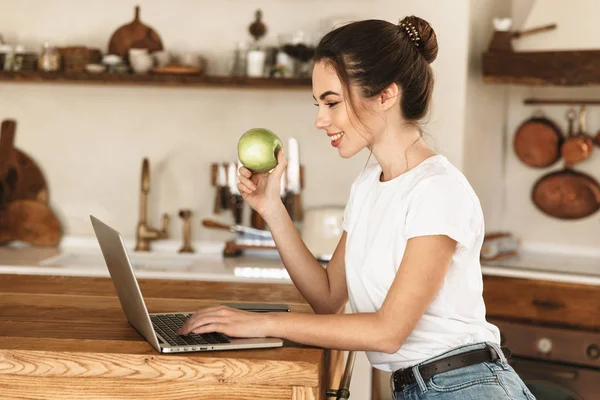 Gyönyörű fiatal tanuló lány ül bent laptop számítógép. — Stock Fotó