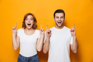 Ayakta beyaz t-shirt giyen heyecanlı güzel çift