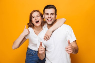 Ayakta beyaz t-shirt giyen heyecanlı güzel çift