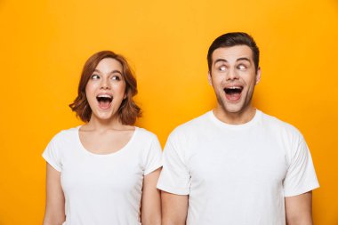 Ayakta beyaz t-shirt giyen heyecanlı güzel çift