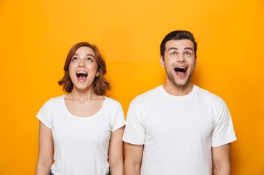 Ayakta beyaz t-shirt giyen heyecanlı güzel çift