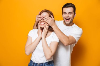 Ayakta beyaz t-shirt giyen heyecanlı güzel çift