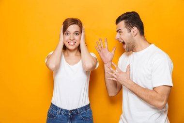 Kızgın güzel çift beyaz t-shirt giyiyor