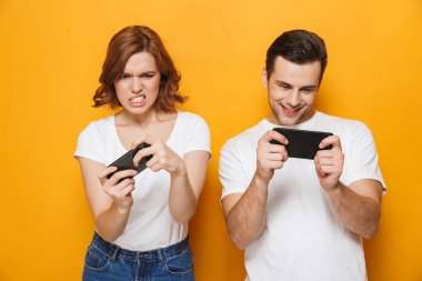 Ayakta beyaz t-shirt giyen heyecanlı güzel çift