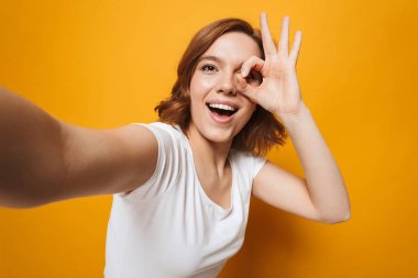 İzole ayakta mutlu bir güzel kız portresi