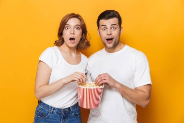 Ayakta neşeli bir genç çift portresi