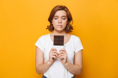 Ayakta t-shirt giyen şaşkın genç kız