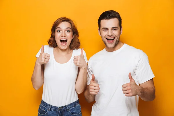 Emocionada hermosa pareja con camisetas blancas de pie — Foto de Stock