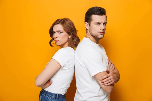 Wütendes schönes Paar in weißen T-Shirts — Stockfoto