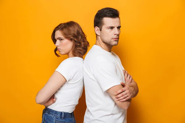Wütendes schönes Paar in weißen T-Shirts — Stockfoto