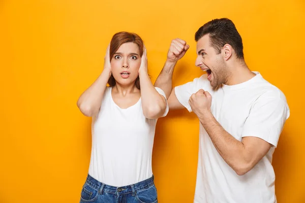 Irritado belo casal vestindo camisetas brancas — Fotografia de Stock