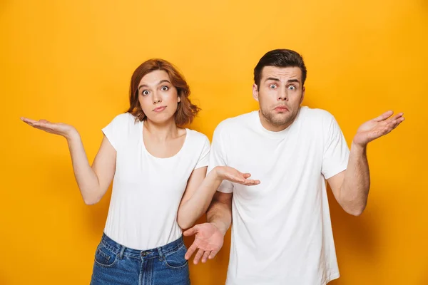 Retrato de una alegre pareja joven de pie — Foto de Stock