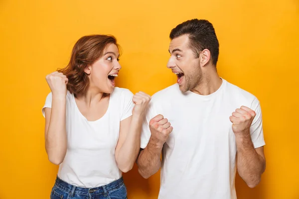 Retrato de um jovem casal alegre de pé — Fotografia de Stock