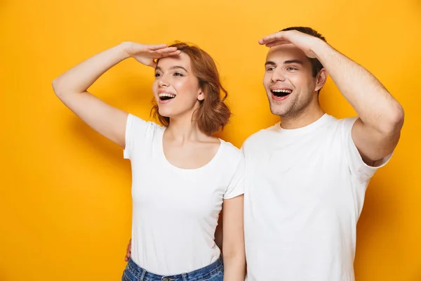 Retrato de um jovem casal alegre de pé — Fotografia de Stock