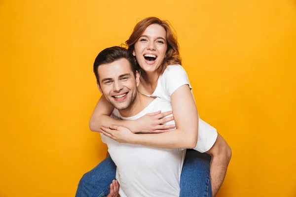 Retrato de um jovem casal alegre de pé — Fotografia de Stock