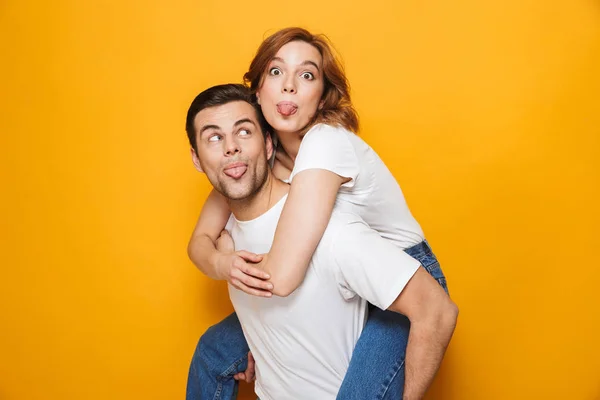 Портрет веселой молодой пары, стоящей — стоковое фото