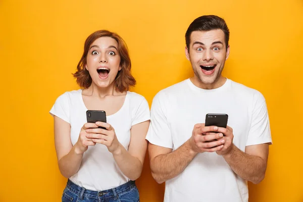 Retrato de una alegre pareja joven de pie —  Fotos de Stock