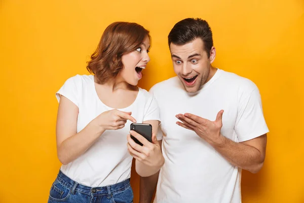 Retrato de una alegre pareja joven de pie — Foto de Stock