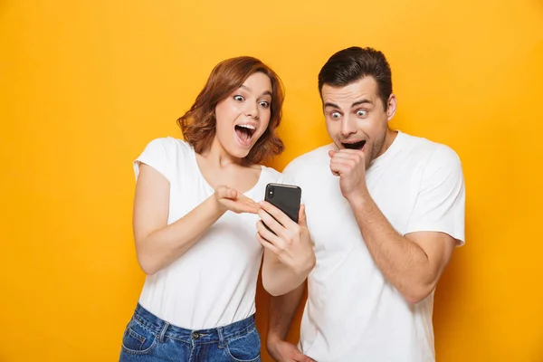 Retrato de una alegre pareja joven de pie — Foto de Stock