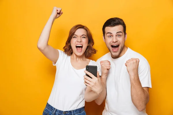 Retrato de una alegre pareja joven de pie —  Fotos de Stock