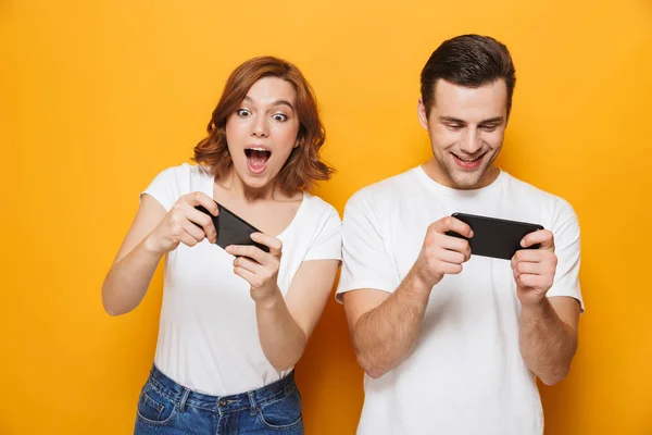 Emocionada hermosa pareja con camisetas blancas de pie —  Fotos de Stock