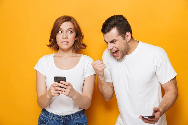 Emocionada hermosa pareja con camisetas blancas de pie — Foto de Stock