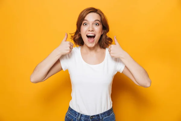 Jovencita alegre usando camiseta de pie — Foto de Stock