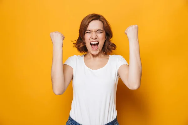 Glad ung flicka klädd i t-shirt stående — Stockfoto