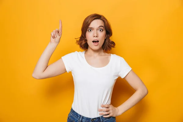 Chica joven confundida usando camiseta de pie — Foto de Stock