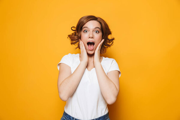 Веселая молодая девушка в футболке стоя
