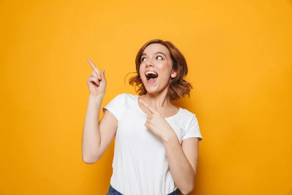 Retrato de una chica feliz y encantadora de pie aislada — Foto de Stock